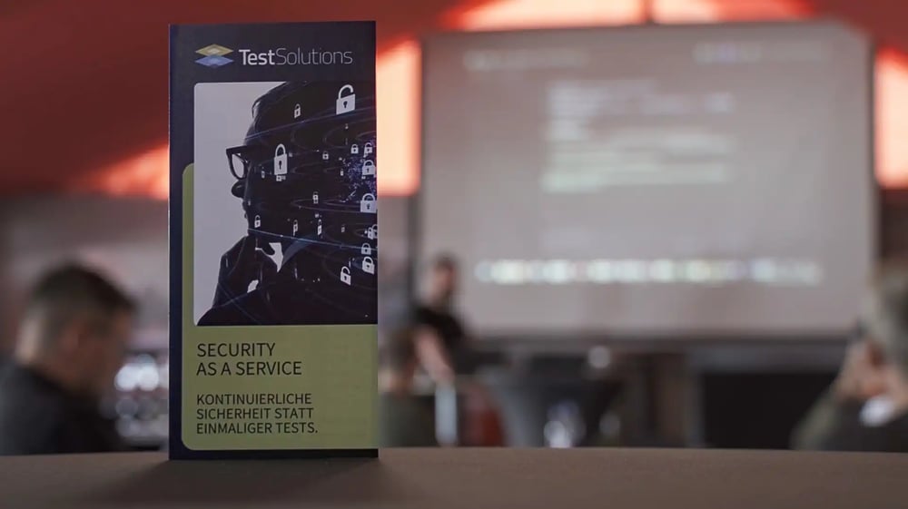 Security as a Service Flyer vor Hintergrund mit geringer Tiefenschärfe