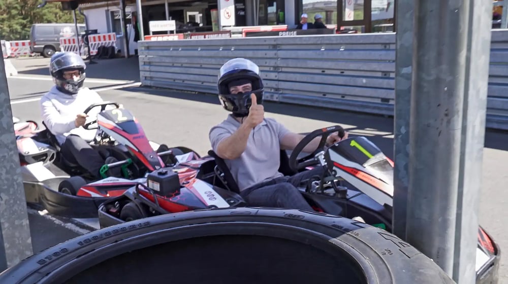 Kartrennen am Spreewaldring mit zwei zufriedenen Kartfahrern am Start