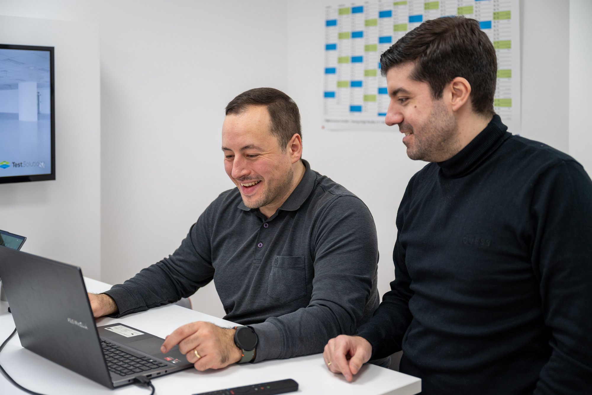 Test consultants in a hybrid meeting