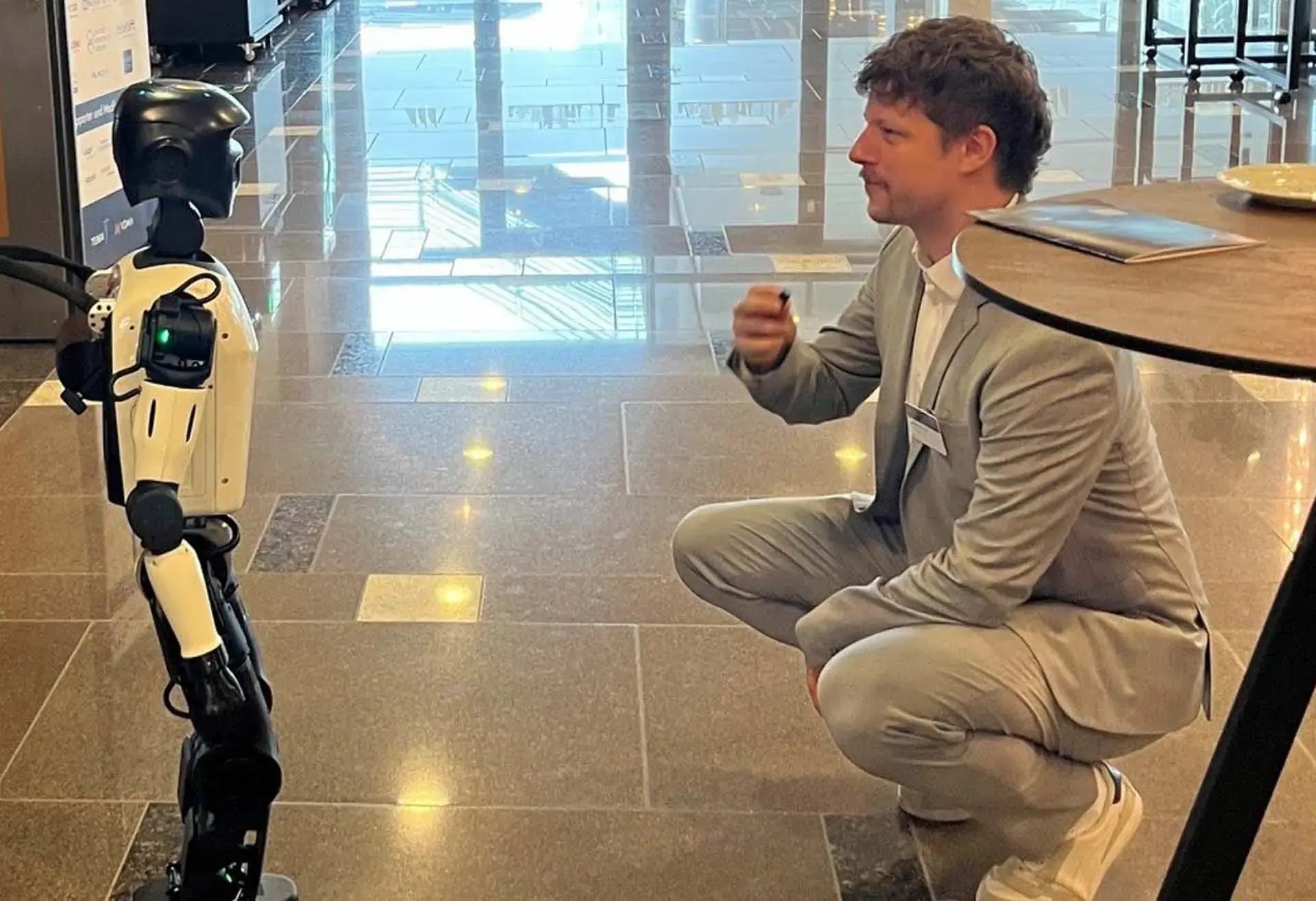Roboter uMe von United Robotics Group Auge in Auge und in stimmgesteuerter Interaktion