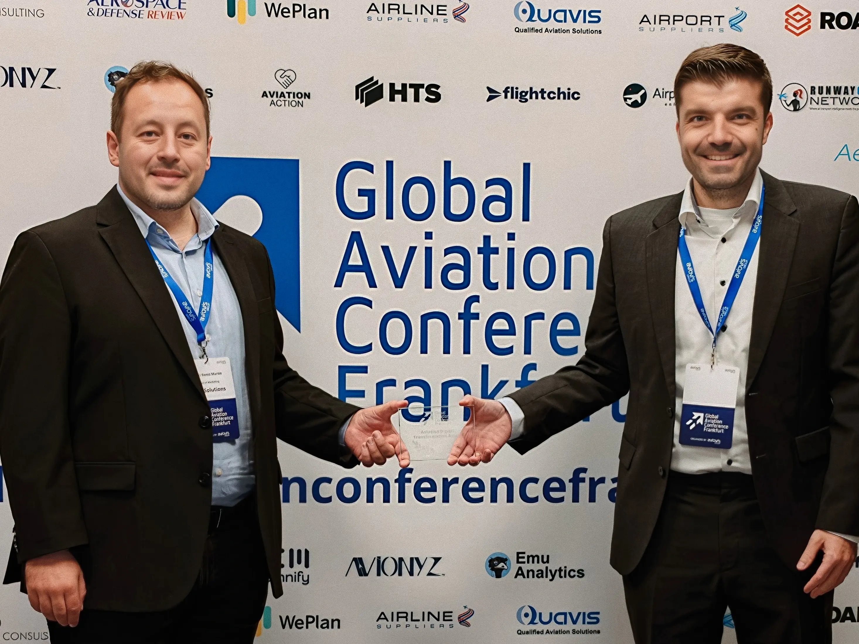 Sabri Deniz Martin & Vittorio Monteiro halten den Aviation Digital Transformation Award