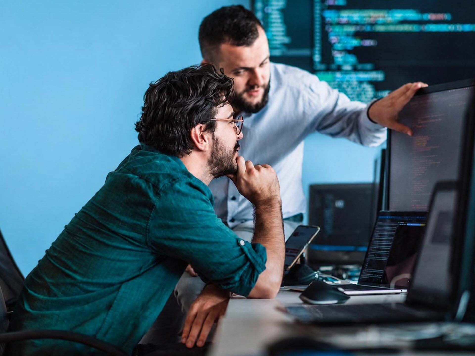 Programmierer, die in enger Zusammenarbeit mit QS-Experten zur Testautomatisierung zusammenarbeiten, um Qualität zu sichern