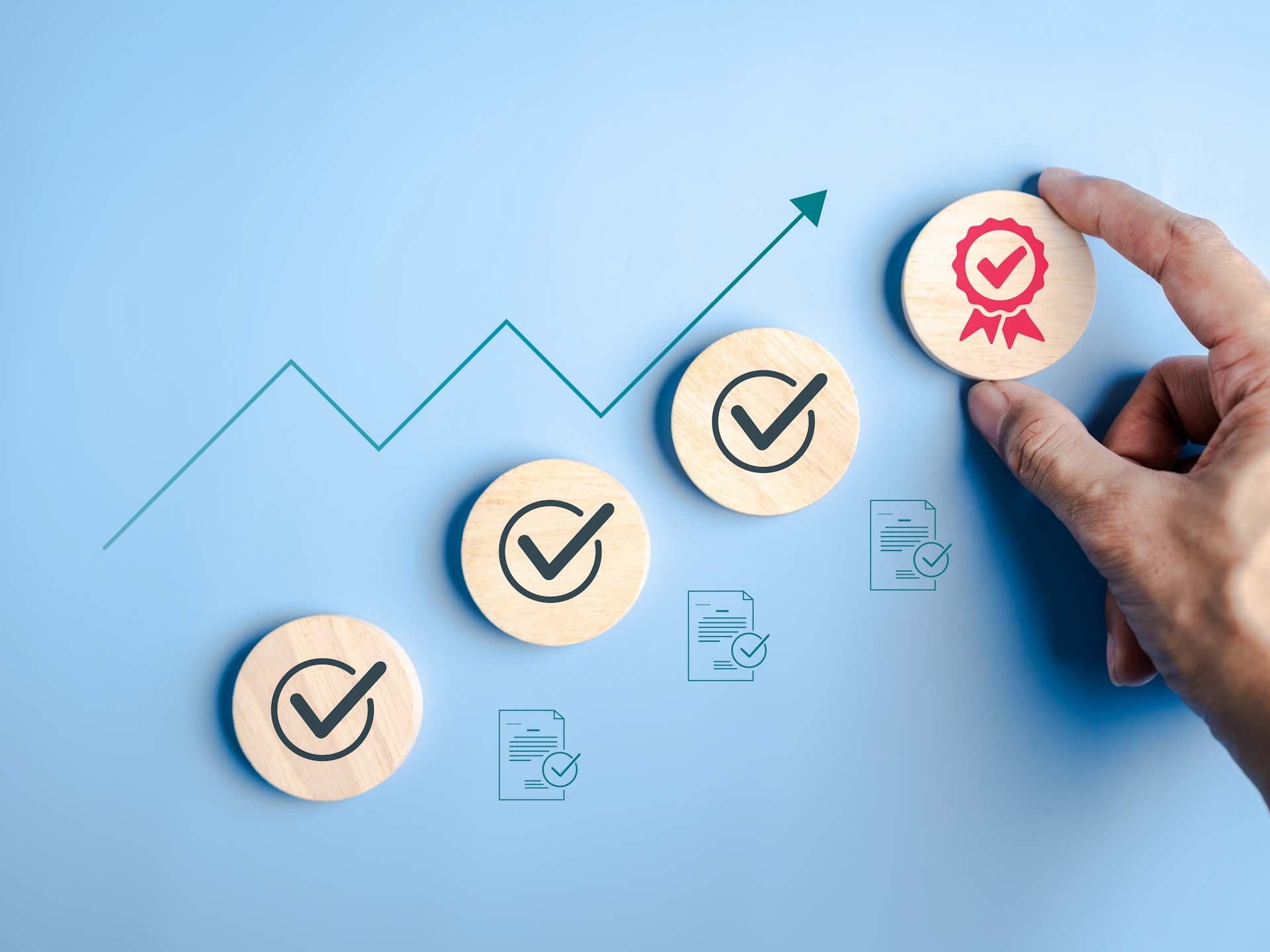 Zertifikat- und Checklistenkonzept mit Häkchen, Dokumenten und Wachstumsdiagrammen, Qualitätssicherung, Standard-Compliance