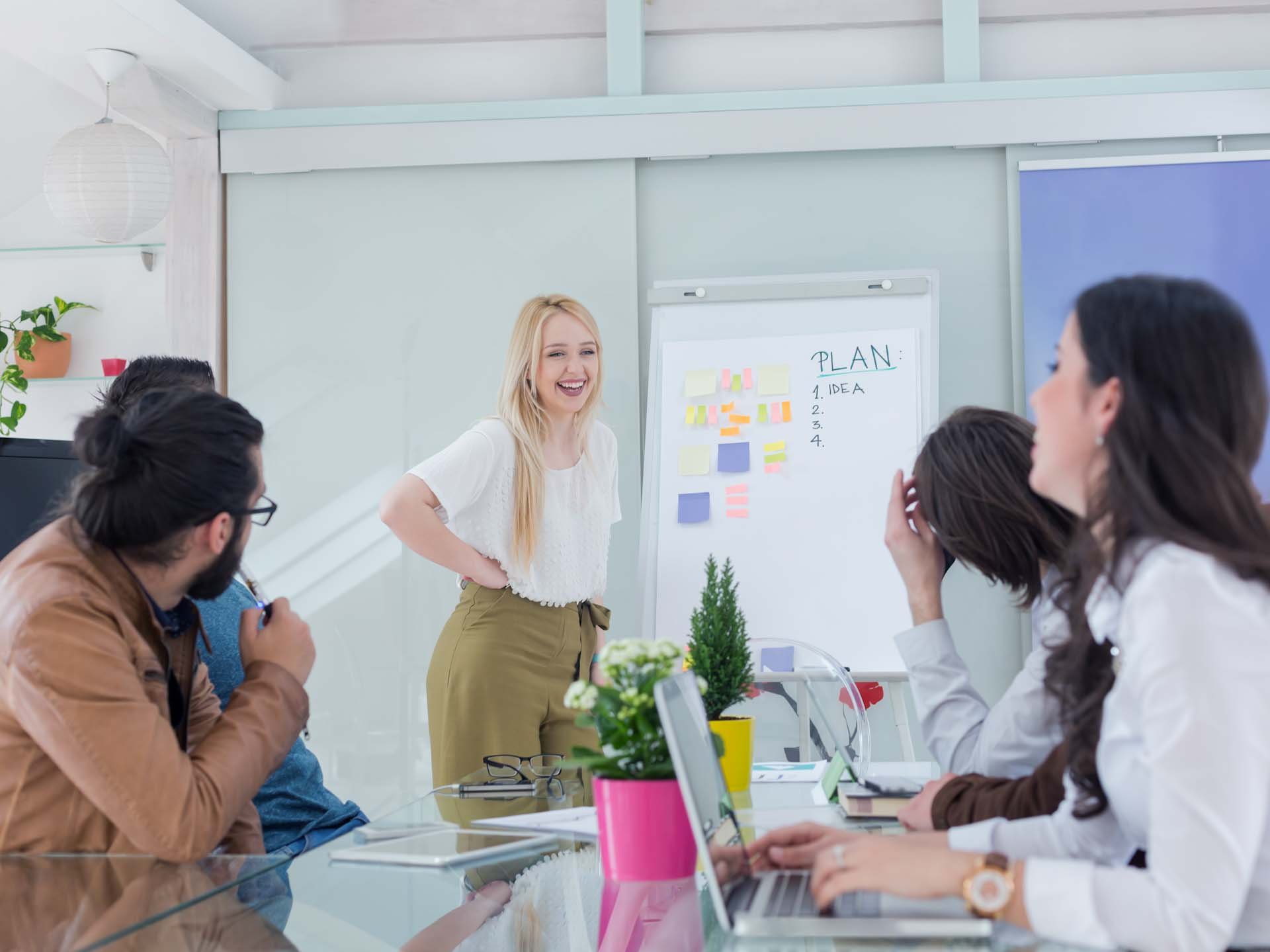 Professionelles Team bei der Arbeit an einem neuen Projekt oder während eines Trainings.