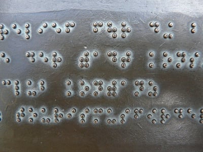 Braille-Schrift auf Metallplakette