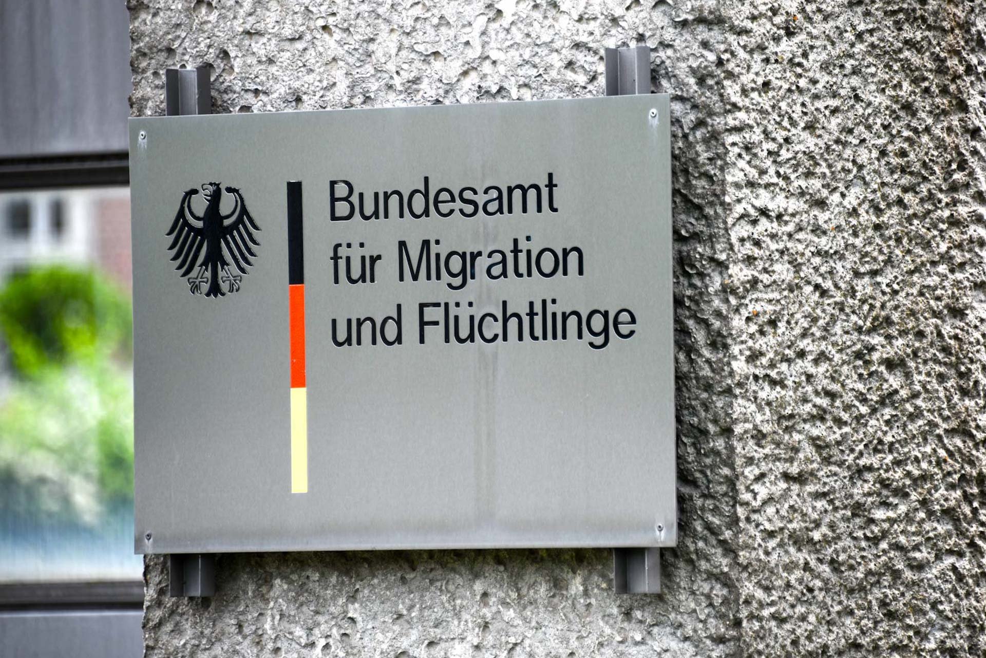Türschild des Bundesamtes für Migration und Flüchtlinge in Nürnberg (Deutschland)