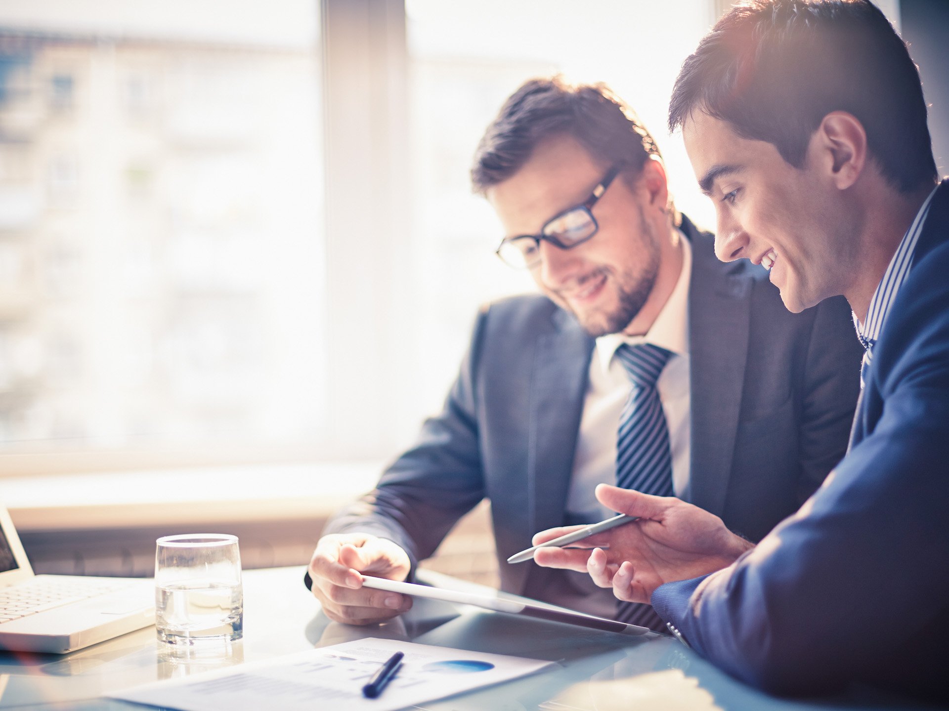 Zwei Männer im Beratungsgespräch