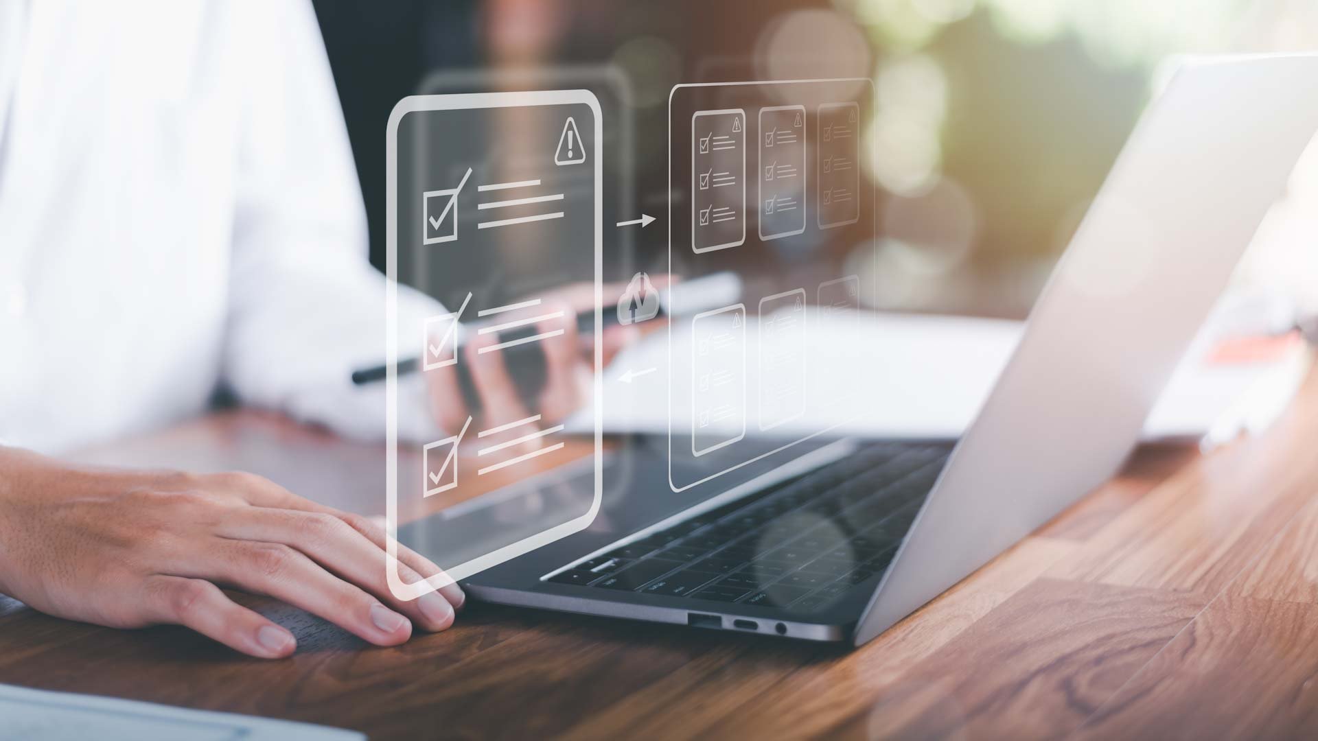 Mann vor Laptop stellt Testmanagement eines Rückversicherers VAIT-konform neu auf