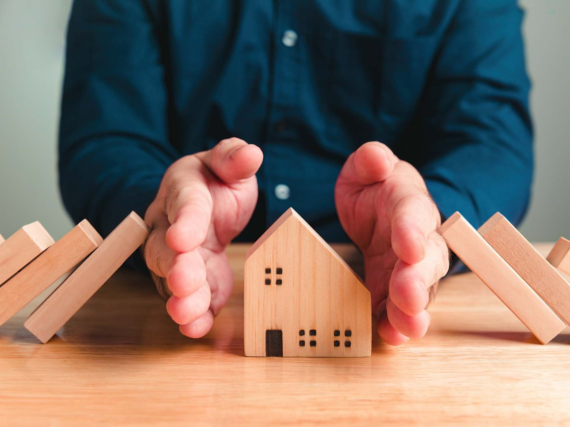 Absicherung Holzhaus mit Händen