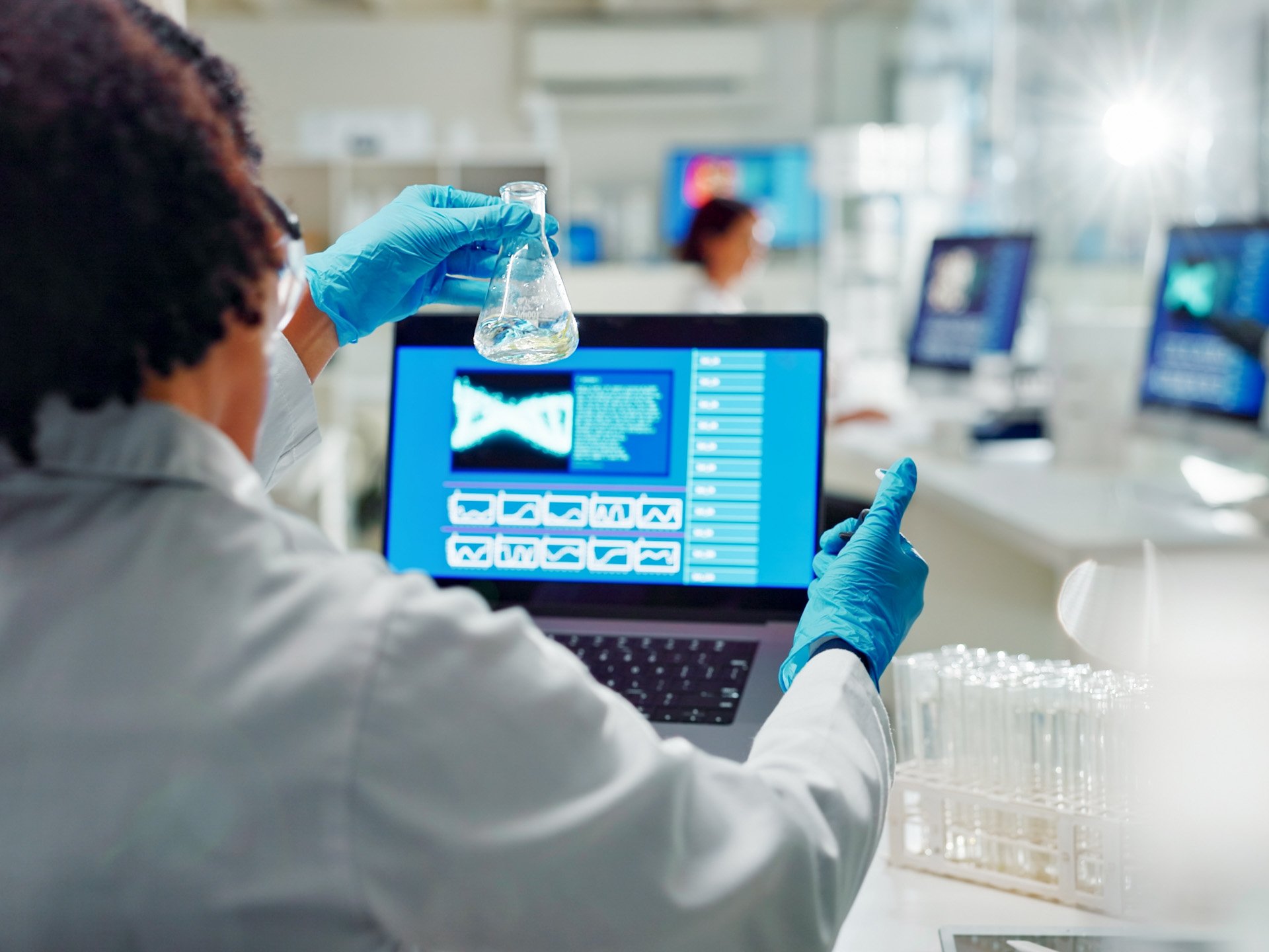 BU Lifescience Bild im Labor mit Laptop