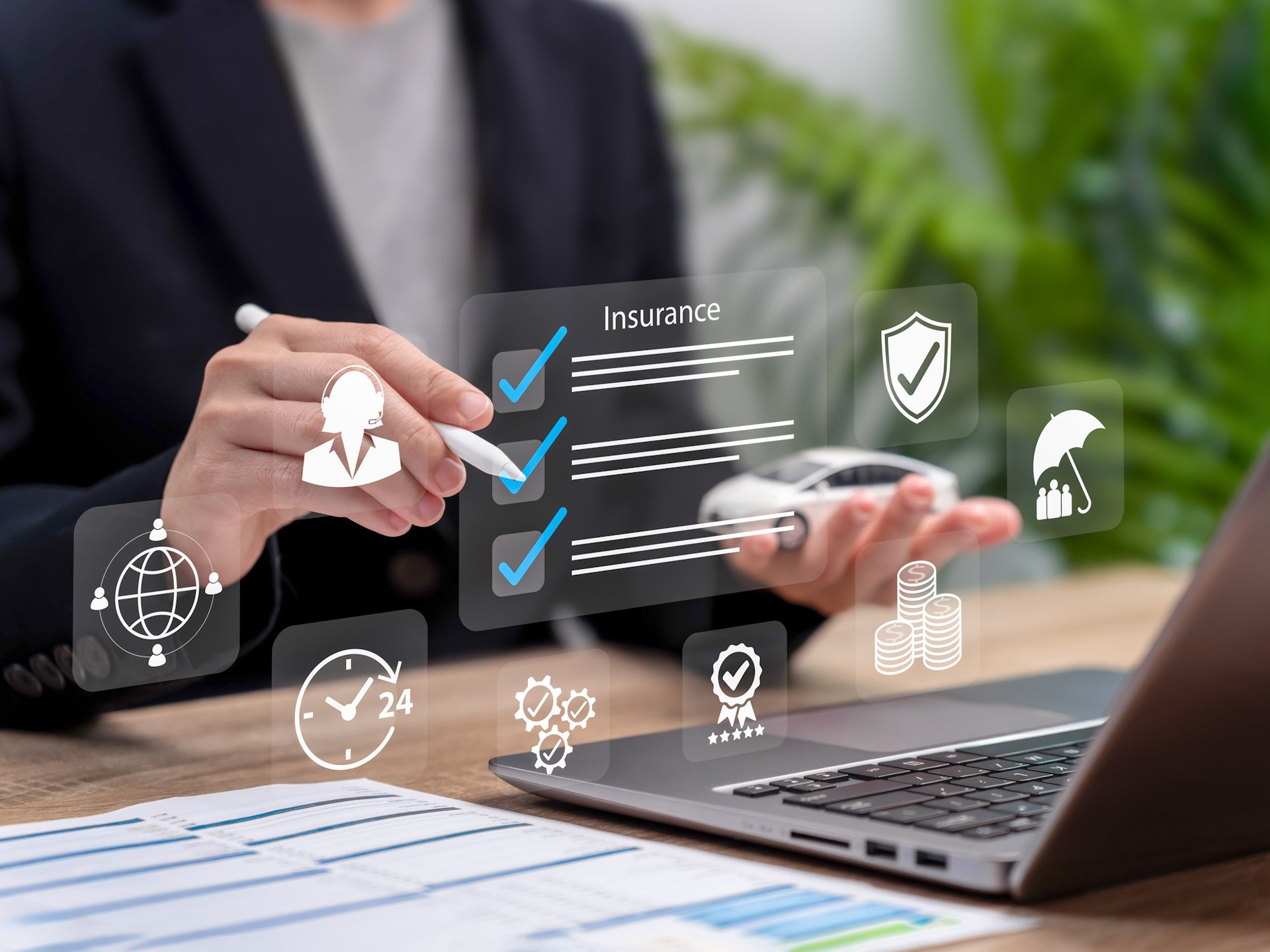 Digitale Insurance Checkliste vor Laptop